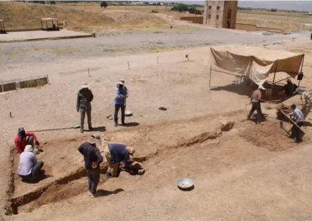 مسیر جویبارهای فصلی و سقوط سنگریزه‌ها به داخل محوطه نقش رستم پاک‌سازی شد