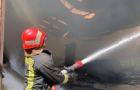 مهار آتش سوزی ضایعات و اتصالات برقی درون منزل در خیابان حضرتی