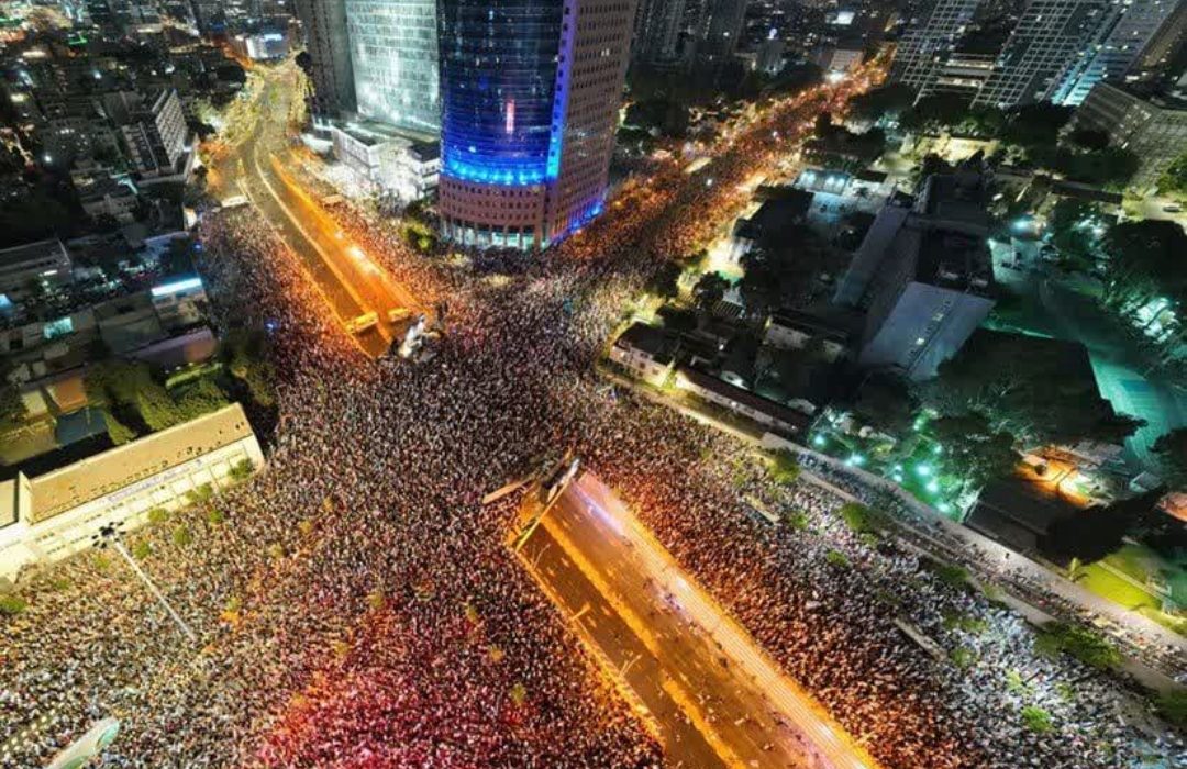 خیابان های تل‌آویو لبریز از معترضان/ تظاهرات بیش از ۱۶۰ هزار صهیونیست علیه نتانیاهو