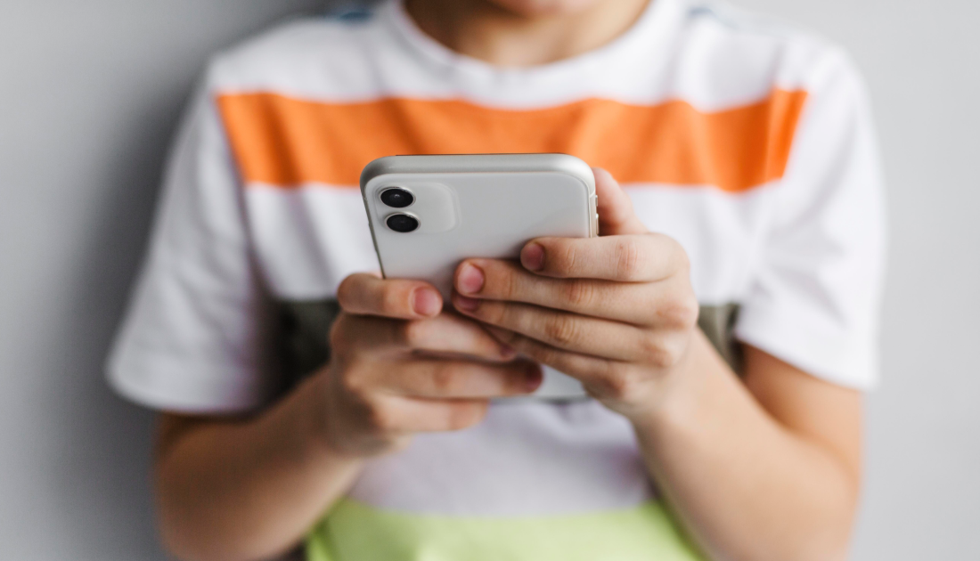 خطر استفاده کودکان از صفحه نمایش گوشی
