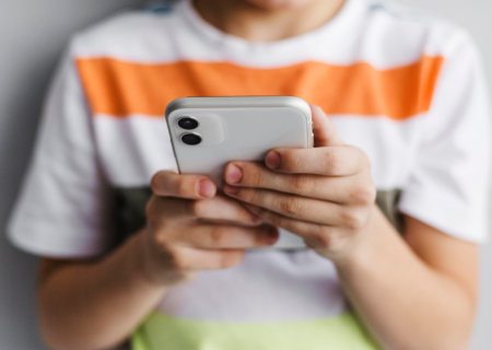 خطر استفاده کودکان از صفحه نمایش گوشی