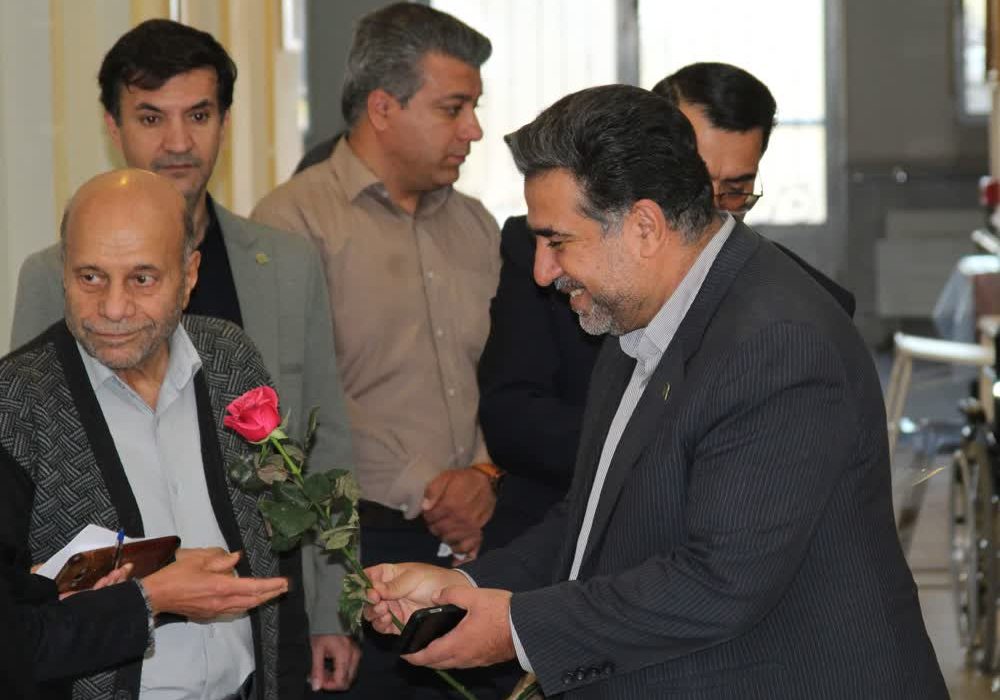 بازدید مدیر کل و کارکنان اداره کل استاندارد فارس از سرای سالمندان شیراز به مناسبت هفته بسیج