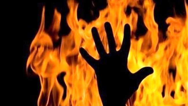 زن و شوهری در فارس دست و پای مرد ۳۰ ساله را بستند و زنده سوزاندند