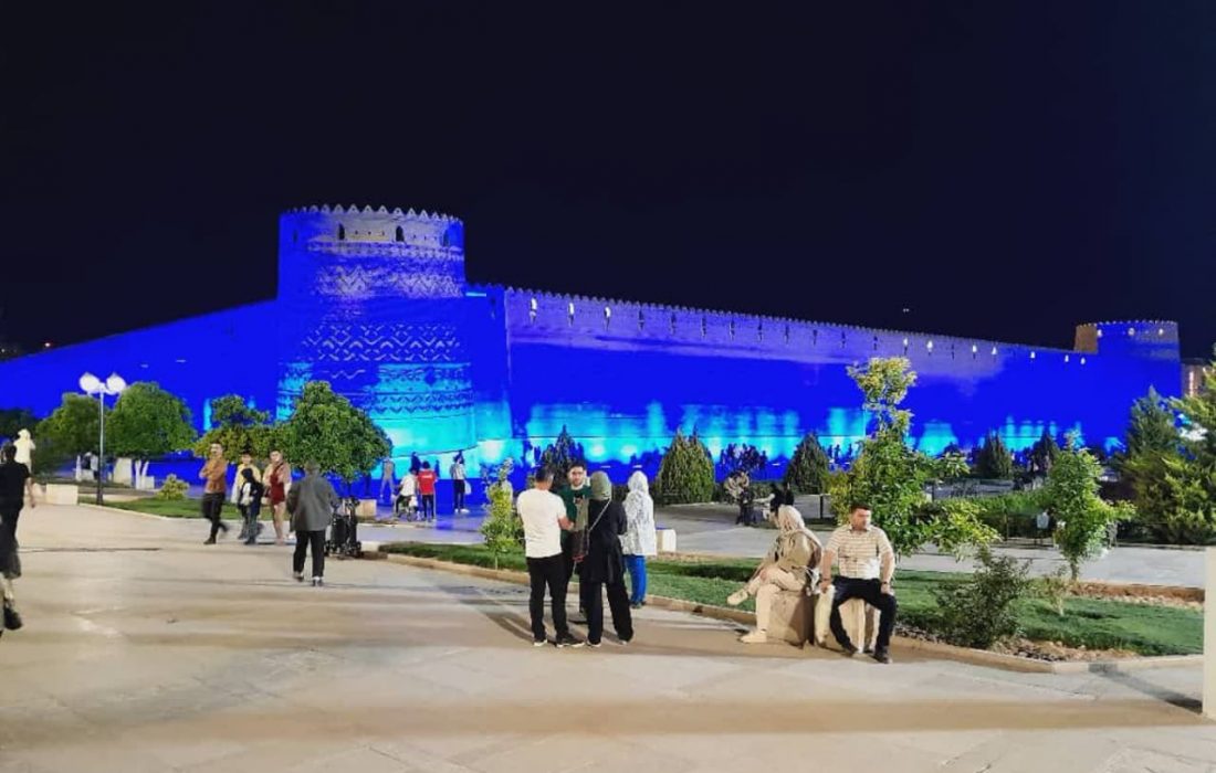 نورپردازی المان‌های شهری شیراز با رنگ آبی در ماه جهانی اتیسم