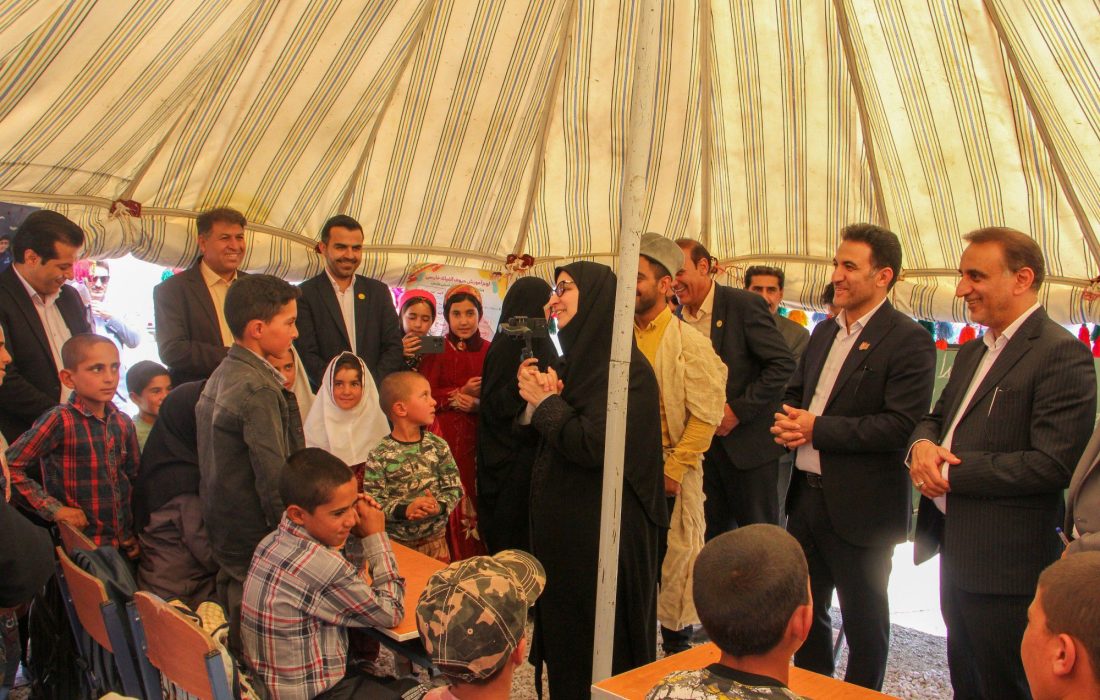 حضور معاون آموزش ابتدایی وزارت آموزش و پرورش در یک دبستان چادری عشایری در استان فارس