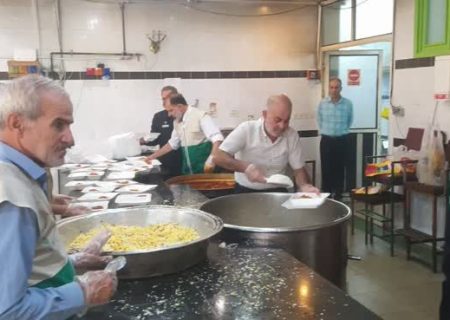 کمکهای مؤمنانه خادمیاران شیرازی به خانواده های نیازمند ، کانون خدمت منطقه ۸ شیراز همراه با دانش اموزان نیازمند