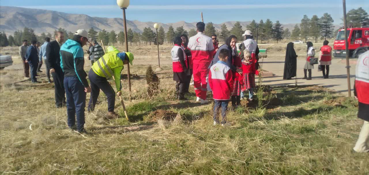 پویش درخت کاری هفته هوای پاک در پارک ملی بمو