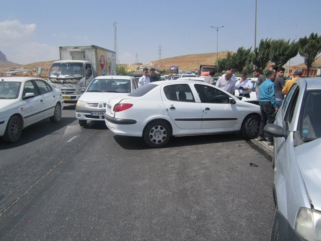 ۱۰ نفر در تصادف زنجیره‌ای شیراز مصدوم شدند