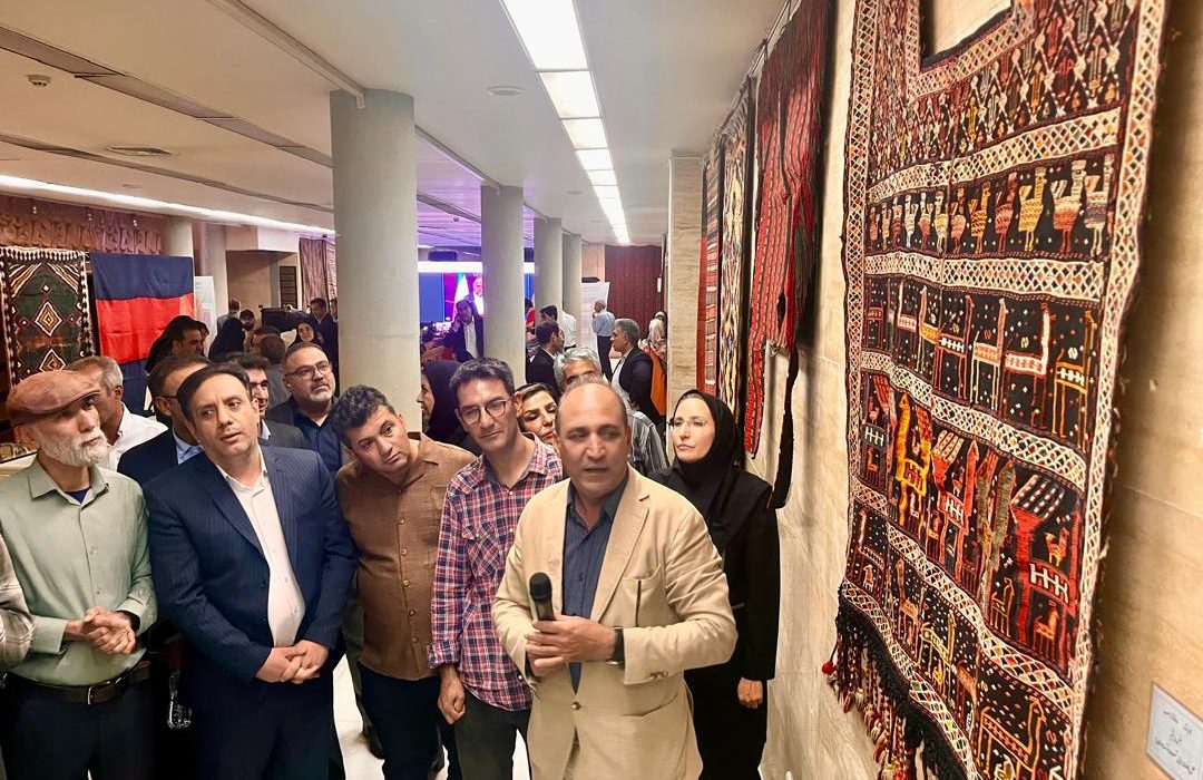 نمایش ۴۹ دست‌بافته از مجموعه اهدایی پرویز تناولی در مرکز اسناد جنوب