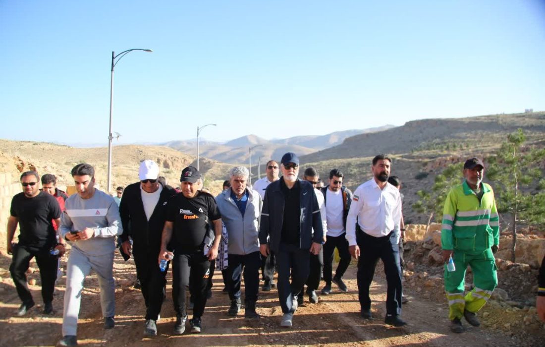 کوهپیمایی خانوادگی کارکنان شهرداری در بام سبز؛ صبحی شاد با خانواده بزرگ مدیریت شهری