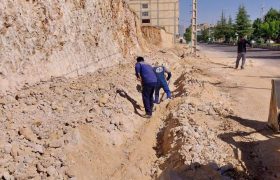 اصلاح فوری شبکه توزیع آب در سپیدان پس از آسیب در پروژه پیاده‌روسازی