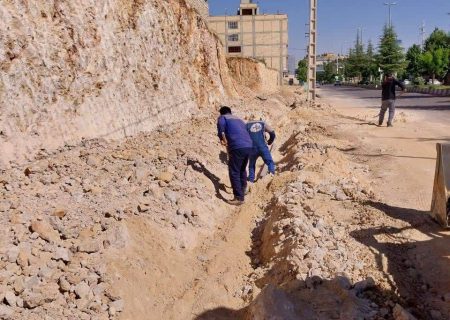 اصلاح فوری شبکه توزیع آب در سپیدان پس از آسیب در پروژه پیاده‌روسازی