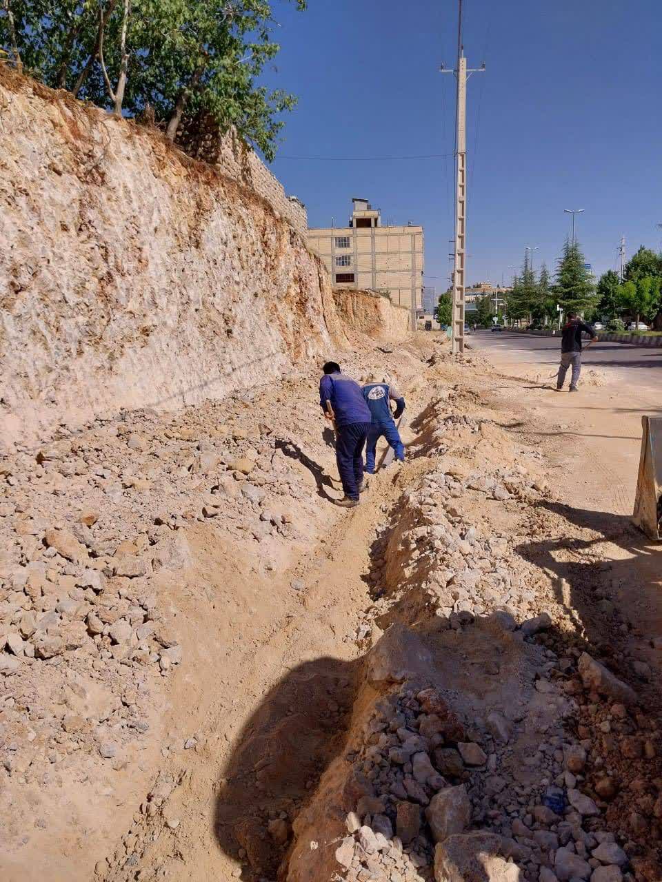 اصلاح فوری شبکه توزیع آب در سپیدان پس از آسیب در پروژه پیاده‌روسازی