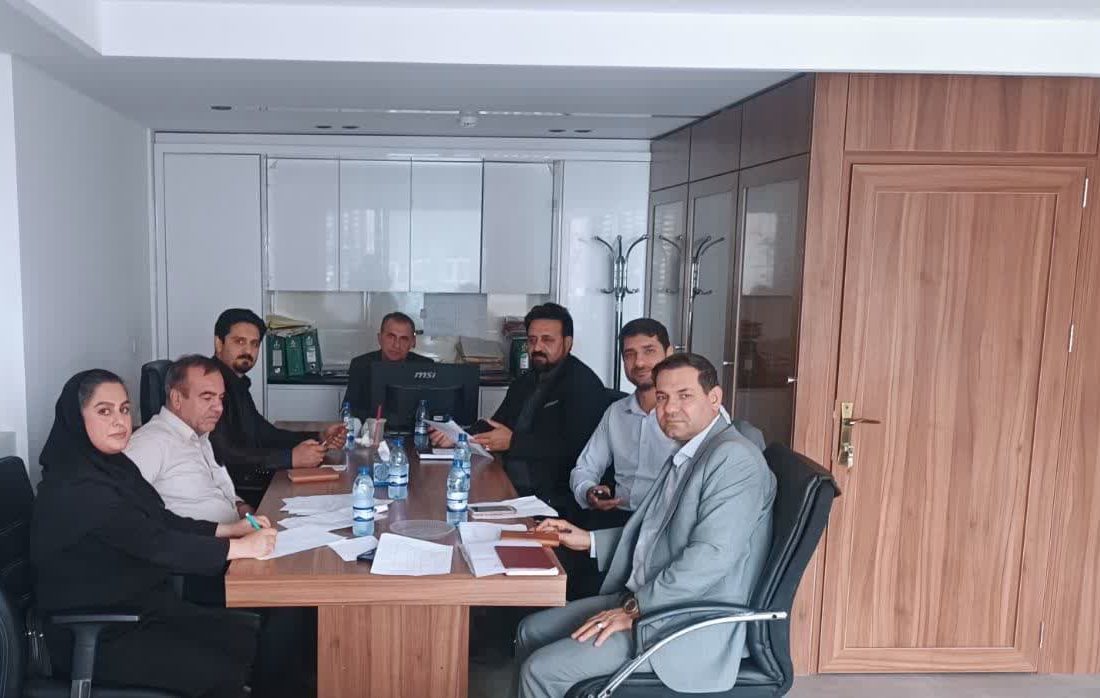 صدور ۵۰۰ سند مالکیت در شیراز؛ تأکید بر تقویت همکاری بنیاد مسکن و ثبت اسناد
