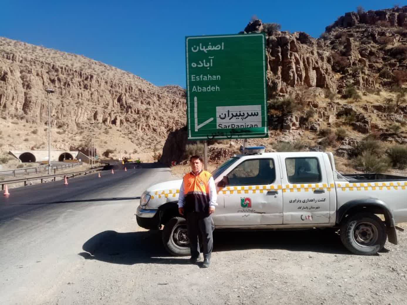 نجات معجزه‌آسای ۵ سرنشین در پاسارگاد؛ عملکرد موفق گاردریل‌های راهداری فارس مانع از واژگونی خودرو شد