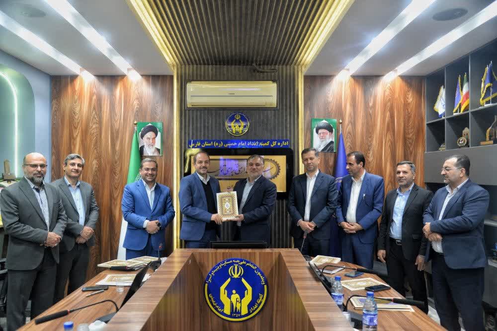 سه‌ لوح تقدیر به کمیته امداد فارس در آیین بزرگداشت هفته بسیج در خوزستان اهدا شد