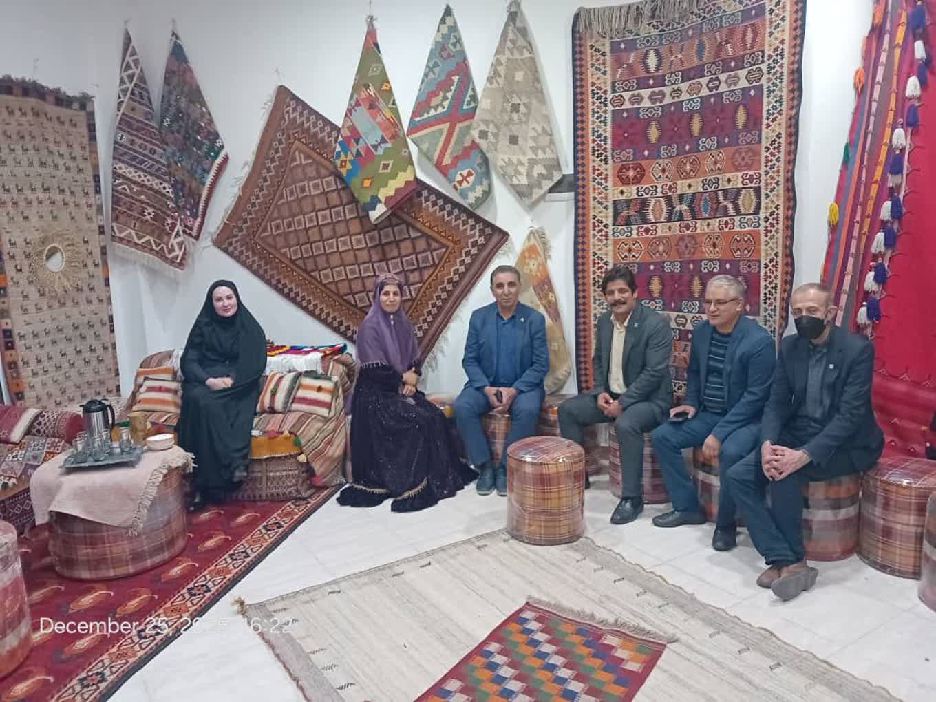 بازدید معاون رئیس‌جمهور از غرفه عشایری شیراز و تأکید بر نقش زنان در اقتصاد عشایری
