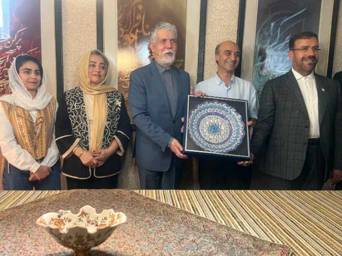 دیدار وزیر فرهنگ با خوشنویس شیرازی در روز بزرگداشت حافظ