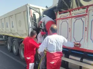 تصادف کامیون ۱۰ تن با تریلی در جاده آباده به ایزدخواست