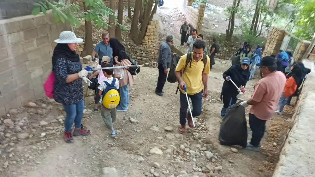 جمع آوری زباله و پاک سازی روستای قلات توسط کارکنان مخابرات منطقه فارس