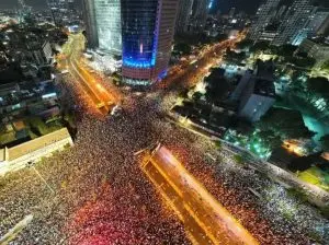 خیابان های تل‌آویو لبریز از معترضان/ تظاهرات بیش از ۱۶۰ هزار صهیونیست علیه نتانیاهو