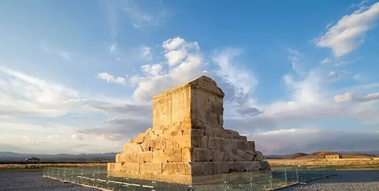 آیا حریم آرامگاه کوروش و پاسارگاد نقض شده است؟