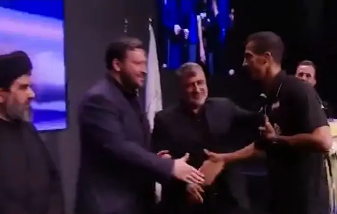 اهدا بازوبند قهرمانی به محمدعلی گرایی