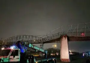 برخورد تریلر با عرشه پل عابرپیاده در بزرگراه آزادگان تهران