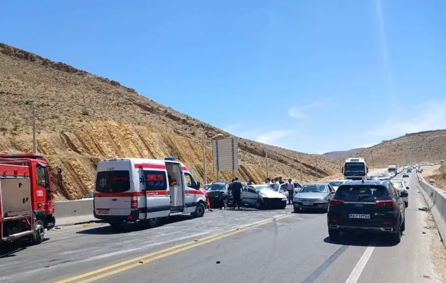 ۸ مصدوم در تصادف آزادراه شیراز – اصفهان