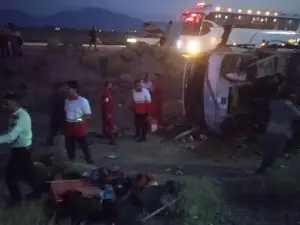 ۱۹ مصدوم بر اثر واژگونی اتوبوس در جاده شیراز به سروستان
