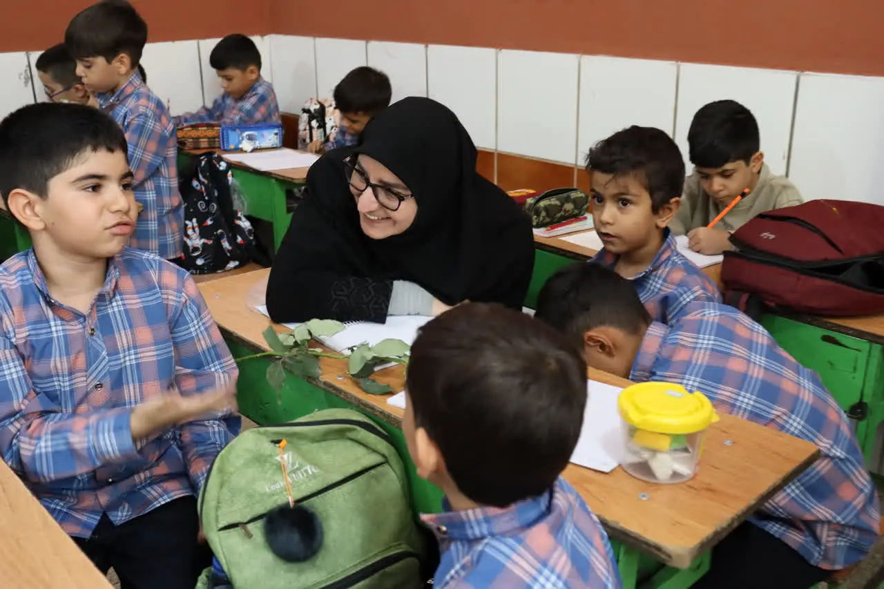 بازدید معاون آموزش ابتدایی وزارت آموزش و پرورش از آموزشگاه ابتدایی دولتی در ناحیه سه شیراز