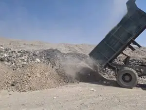 خاک پوشانی پسماند سایت زباله شهر قیر توسط شهرداری‌ها