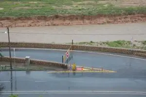 کنارگذرهای رودخانه خشک شیراز تا اطلاع ثانوی مسدود شدند/ شهروندان از تردد در حاشیه کنارگذرها و رودخانه‌ها خودداری کنند