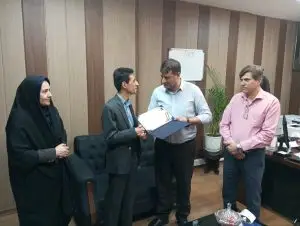 تجلیل از همکار روشندل شهرداری صدرا به مناسبت روز جهانی عصای سفیــد