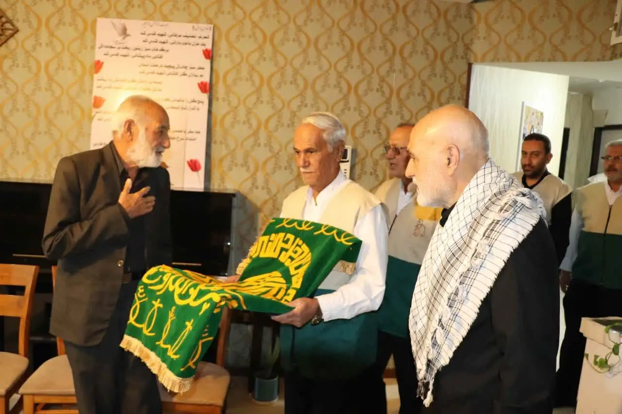 دیدار خادمیاران و مسئولین ستادی کانون های خدمت رضوی فارس با خانواده شهیده کرباسی