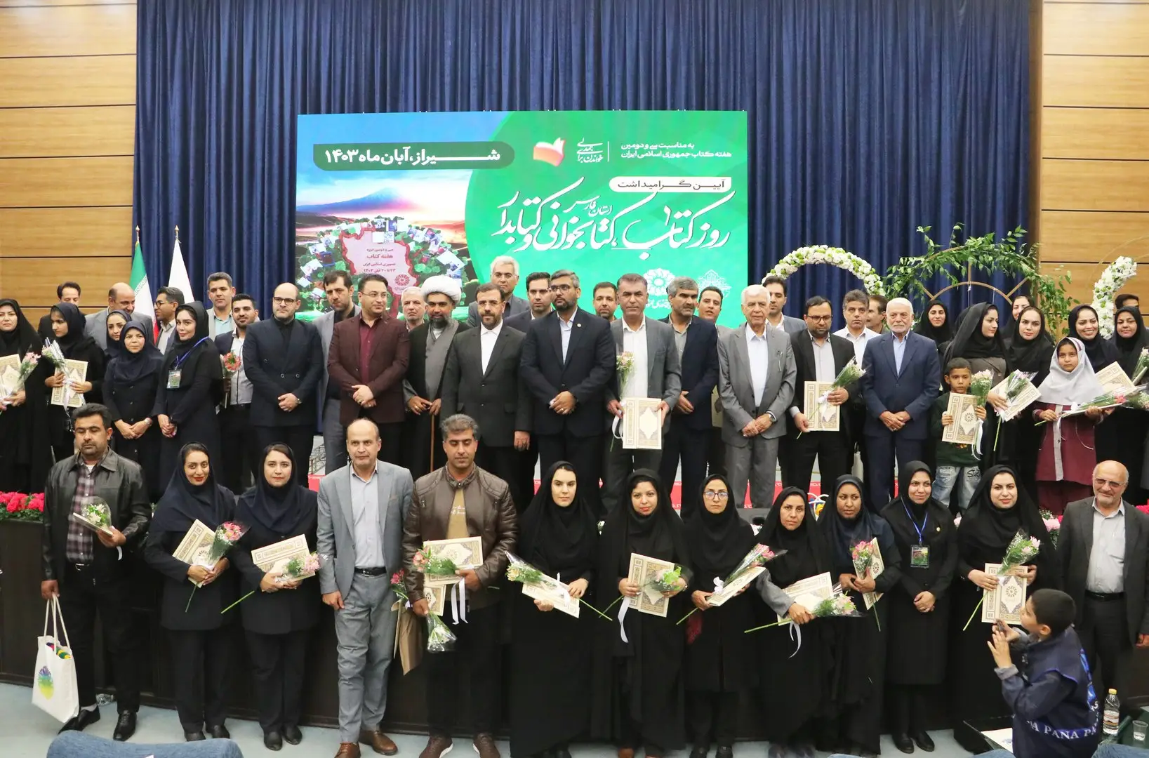 دستگاه های اجتماعی و شهرداری‌ها برای تقویت فرهنگ کتابخوانی کمک کنند