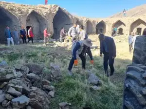 دوستداران میراث فرهنگی کاروانسرای مائین را پاک‌سازی کردند