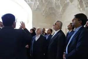 لارستان به دلیل اقلیم آب و هوایی می‌تواند یکی از قطب‌های بزرگ گردشگری در کشور شود