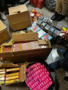 کشف ۵۰ هزار عدد انواع مواد محترقه در شیراز