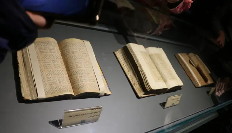 رونمایی سه نسخه خطی خمسه نظامی در موزه اسناد/ استاد کرمی: شعر پر عظمت فارسی مثل یک کاخ می ماند