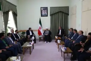 همه باید در راستای نهادینه کردن ارزش های انقلابی تلاش کنند