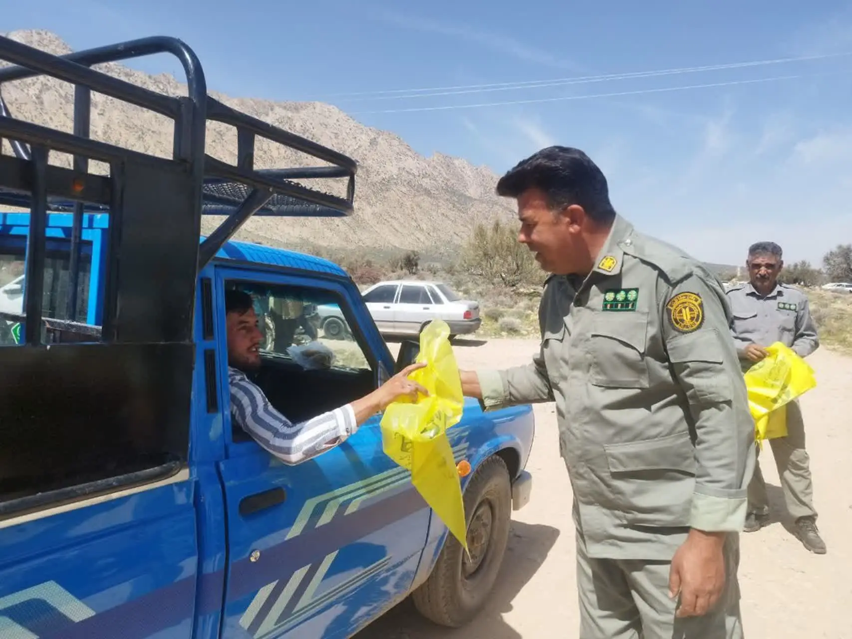 چهاردهمین سال توزیع کیسه زباله در روز طبیعت در شهرستان فسا