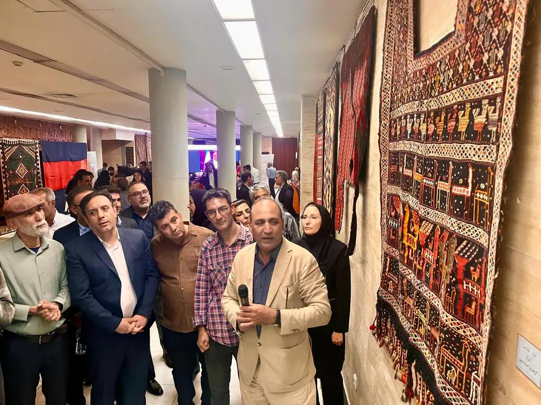 نمایش ۴۹ دست‌بافته از مجموعه اهدایی پرویز تناولی در مرکز اسناد جنوب