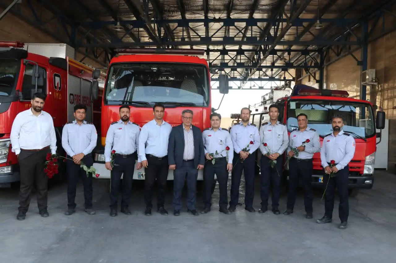 تجلیل از آتش نشانان ایستگاه شماره ۳ واقع در محدوه شهرداری منطقه ۲