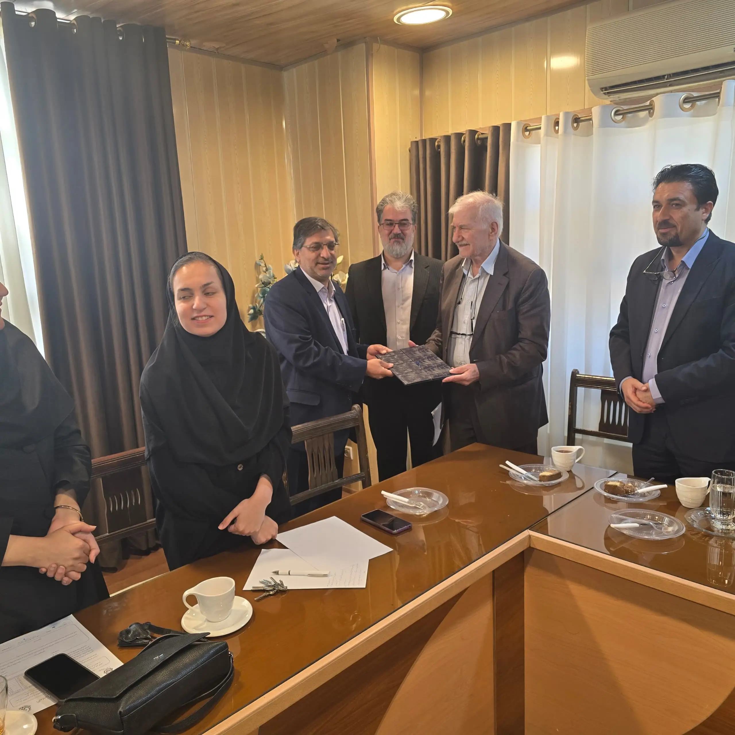 تجلیل از اساتید حامی صندوق حمایت از دانشجویان پزشکی در شیراز