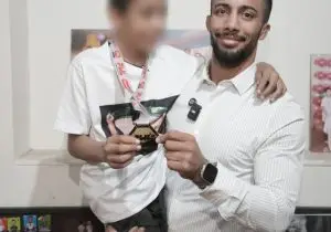 «قهرمانی یعنی امید دادن» | محمدرضا گرایی مدال طلای خود را به ابوالفضل، فرزند پرتلاش مرکز عطر یاس نبوی اهدا کرد