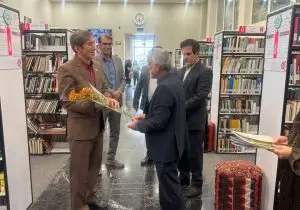 بازدید فرماندار شهرستان شیراز از کتابخانه شهید دستغیب به مناسبت هفته کتاب