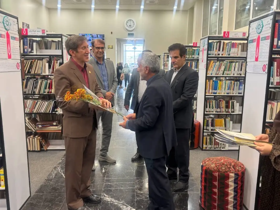 بازدید فرماندار شهرستان شیراز از کتابخانه شهید دستغیب به مناسبت هفته کتاب