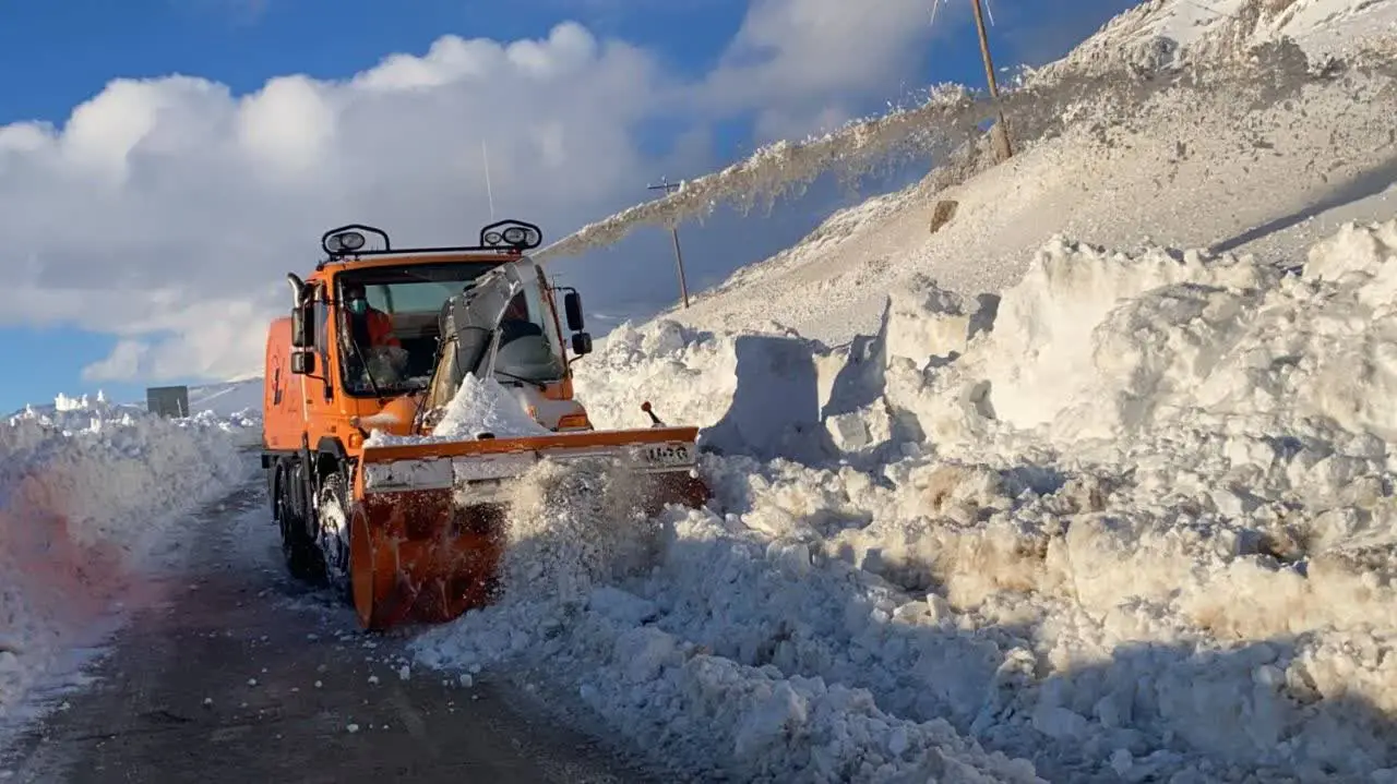 آماده‌باش شبانه‌روزی ۸۲۵ راهدار فارس برای عملیات راهداری زمستانی/ تجهیز کامل ۷۰ پایگاه در محورهای اصلی استان