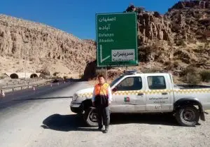 نجات معجزه‌آسای ۵ سرنشین در پاسارگاد؛ عملکرد موفق گاردریل‌های راهداری فارس مانع از واژگونی خودرو شد